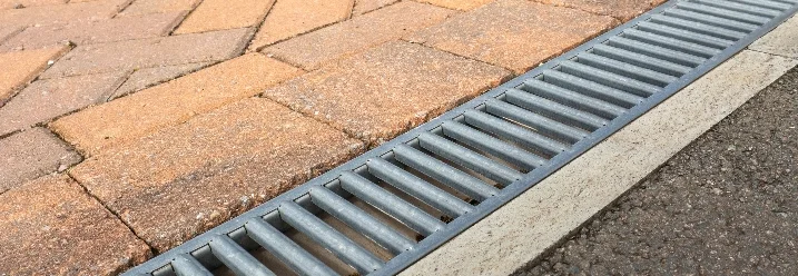 Metallrinne auf einem gepflasterten Weg